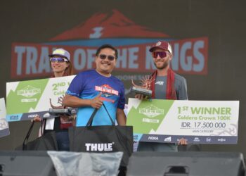 Sekdaprov Sumut Serahkan Piala Pemenang Lari Lintas Alam Trail of The Kings Danau Toba