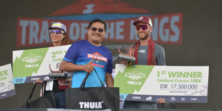 Sekdaprov Sumut Serahkan Piala Pemenang Lari Lintas Alam Trail of The Kings Danau Toba