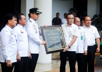 Rico Waas Terima Piagam Penghargaan, Program Empowering Kepling Jadikan Medan Kota Pertama di Indonesia Dalam Perluasan Perlindungan Jaminan Sosial BPJS Ketenagakerjaan