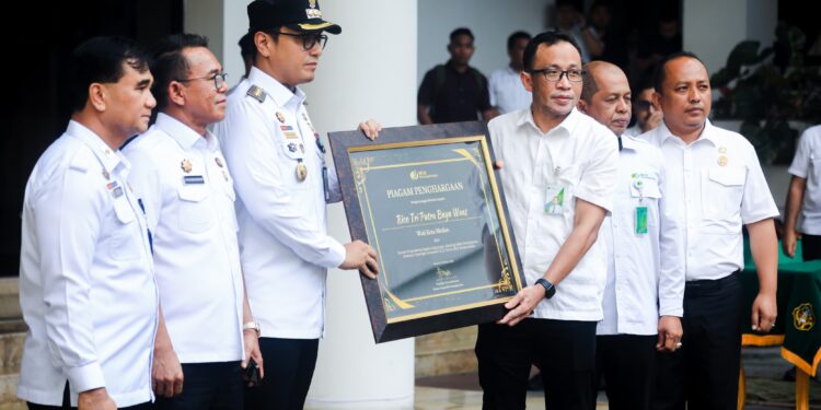 Rico Waas Terima Piagam Penghargaan, Program Empowering Kepling Jadikan Medan Kota Pertama di Indonesia Dalam Perluasan Perlindungan Jaminan Sosial BPJS Ketenagakerjaan