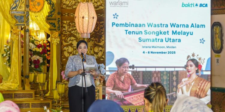 Airin Rico Waas Dorong Pengrajin Tenun Songket Melayu Kembangkan Warna Alam Ramah Lingkungan