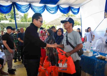 Warga Medan Tuntungan Menangis Sampaikan Keluhannya, Rico Waas Tawarkan Solusi Atasi Banjir