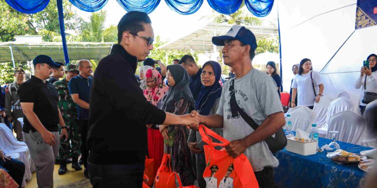 Warga Medan Tuntungan Menangis Sampaikan Keluhannya, Rico Waas Tawarkan Solusi Atasi Banjir