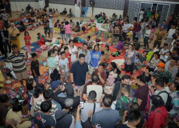 Gubernur Bobby Nasution Tinjau Pengungsi di Tapteng, Pastikan Kebutuhan Anak dan Perempuan Jadi Prioritas