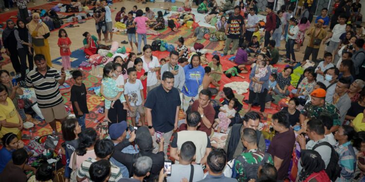Gubernur Bobby Nasution Tinjau Pengungsi di Tapteng, Pastikan Kebutuhan Anak dan Perempuan Jadi Prioritas