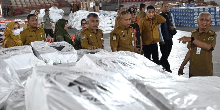 Wagub Surya Pantau Gudang Logistik Bantuan Korban Bencana Sumut