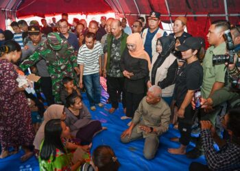 Wagub Sumut Surya Bersama Gubernur Jatim Khofifah Tinjau Korban Bencana di Langkat