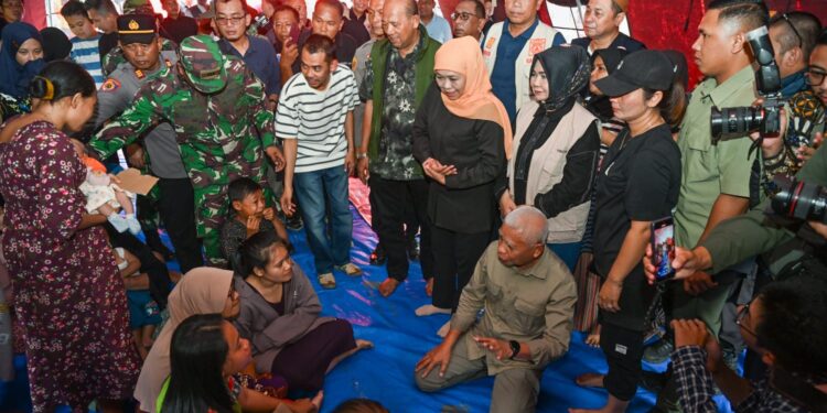 Wagub Sumut Surya Bersama Gubernur Jatim Khofifah Tinjau Korban Bencana di Langkat