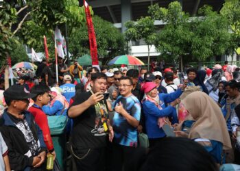 Momen Hangat Wawali Harris Bobihoe Bersama Ribuan Guru Kota Bekasi