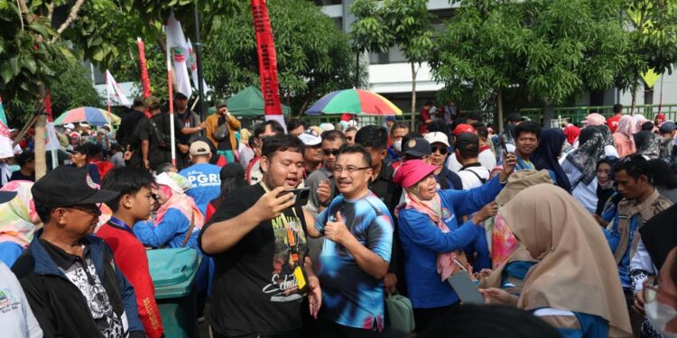 Momen Hangat Wawali Harris Bobihoe Bersama Ribuan Guru Kota Bekasi