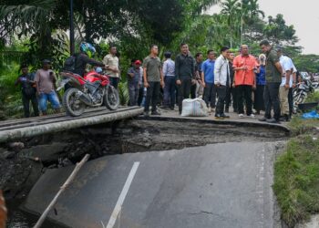 Gubernur Bobby Nasution Tinjau Korban Banjir di Langkat, Salurkan Bantuan dan Dengarkan Kebutuhan Masyarakat