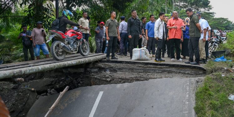 Gubernur Bobby Nasution Tinjau Korban Banjir di Langkat, Salurkan Bantuan dan Dengarkan Kebutuhan Masyarakat