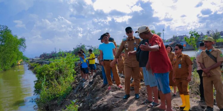 Rico Waas Tinjau Tanggul Jebol di Medan Labuhan, Perbaikan Langsung Dilakukan Sepanjang Satu Kilometer