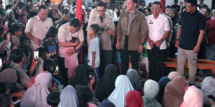 Malam Tahun Baru di Pengungsian,  Bobby Nasution Dampingi Presiden Prabowo Beri Harapan untuk Warga Batuhula