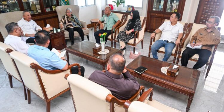 Pj Sekdaprov Sumut Terima Laporan Kinerja Komisi Informasi Tahun 2025