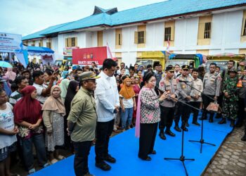 Gubernur Bobby Nasution Dampingi Kapolri dan Ketua Komisi IV Tinjau Korban Bencana dan Salurkan Bantuan