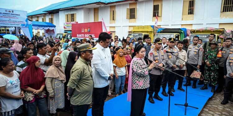 Gubernur Bobby Nasution Dampingi Kapolri dan Ketua Komisi IV Tinjau Korban Bencana dan Salurkan Bantuan