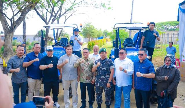 Serahkan Traktor dan Combine Harvester, Zakiyuddin Yakin Produktivitas Petani Akan Meningkat