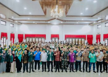 Rico Waas Ajak Pelajar IPA Kota Medan Kompak Tolak Judi Online Medan, Wali Kota Medan, Rico Tri Putra Bayu Waas, mengajak pelajar yang tergabung dalam Ikatan Pelajar Al Washliyah (IPA) Medan untuk bersama-sama menolak praktik judi online yang dinilai merusak mentalitas generasi muda. Ajakan itu disampaikannya saat menghadiri pelantikan IPA Kota Medan di Gedung TP PKK Kota Medan, Jumat (22/5/2026), di hadapan ratusan pelajar yang tampak antusias mengikuti kegiatan tersebut. Dalam suasana penuh semangat, Rico Waas menegaskan bahwa perkembangan teknologi, termasuk kecerdasan buatan (AI), harus dimanfaatkan untuk hal-hal positif, bukan justru menjadi pintu masuk perilaku negatif seperti judi online. “Pergunakan teknologi itu untuk mencapai cita-cita. Jangan sampai teknologi justru memperburuk mentalitas kita. Gunakan teknologi dan kecerdasan buatan untuk meningkatkan kapasitas diri,” tegasnya. Secara khusus, ia menyoroti maraknya judi online yang kini menyasar kalangan pelajar. Ia meminta generasi muda memiliki keberanian untuk menolak segala bentuk aktivitas yang merusak masa depan, termasuk narkoba, pornografi, tawuran, dan kekerasan. Ajakan itu langsung disambut kompak oleh para pelajar. Dengan penuh semangat, Rico Waas memimpin seruan penolakan judi online. “IPA Kota Medan!” serunya. “Menolak judi online!” jawab para pelajar serempak, menggema di ruangan acara. Momen tersebut menjadi simbol komitmen bersama pelajar IPA Kota Medan untuk menjauhi praktik judi online dan berbagai aktivitas negatif lainnya. Selain itu, Rico Waas juga mendorong IPA Kota Medan untuk menjadi agen perubahan melalui berbagai program positif yang mampu membangun karakter, kreativitas, serta kepedulian sosial generasi muda. Pelantikan tersebut turut dihadiri Ketua Pimpinan Daerah Al Washliyah Kota Medan Abdul Hafiz, Ketua DPD KNPI Kota Medan Sari Mulia Situmorang, serta Ketua IPA Kota Medan Abdul Latif Hasibuan beserta jajaran pengurus.