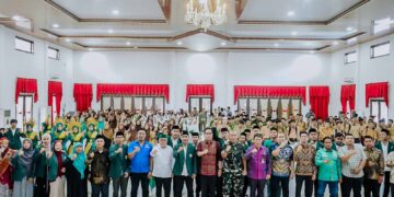 Rico Waas Ajak Pelajar IPA Kota Medan Kompak Tolak Judi Online Medan, Wali Kota Medan, Rico Tri Putra Bayu Waas, mengajak pelajar yang tergabung dalam Ikatan Pelajar Al Washliyah (IPA) Medan untuk bersama-sama menolak praktik judi online yang dinilai merusak mentalitas generasi muda. Ajakan itu disampaikannya saat menghadiri pelantikan IPA Kota Medan di Gedung TP PKK Kota Medan, Jumat (22/5/2026), di hadapan ratusan pelajar yang tampak antusias mengikuti kegiatan tersebut. Dalam suasana penuh semangat, Rico Waas menegaskan bahwa perkembangan teknologi, termasuk kecerdasan buatan (AI), harus dimanfaatkan untuk hal-hal positif, bukan justru menjadi pintu masuk perilaku negatif seperti judi online. “Pergunakan teknologi itu untuk mencapai cita-cita. Jangan sampai teknologi justru memperburuk mentalitas kita. Gunakan teknologi dan kecerdasan buatan untuk meningkatkan kapasitas diri,” tegasnya. Secara khusus, ia menyoroti maraknya judi online yang kini menyasar kalangan pelajar. Ia meminta generasi muda memiliki keberanian untuk menolak segala bentuk aktivitas yang merusak masa depan, termasuk narkoba, pornografi, tawuran, dan kekerasan. Ajakan itu langsung disambut kompak oleh para pelajar. Dengan penuh semangat, Rico Waas memimpin seruan penolakan judi online. “IPA Kota Medan!” serunya. “Menolak judi online!” jawab para pelajar serempak, menggema di ruangan acara. Momen tersebut menjadi simbol komitmen bersama pelajar IPA Kota Medan untuk menjauhi praktik judi online dan berbagai aktivitas negatif lainnya. Selain itu, Rico Waas juga mendorong IPA Kota Medan untuk menjadi agen perubahan melalui berbagai program positif yang mampu membangun karakter, kreativitas, serta kepedulian sosial generasi muda. Pelantikan tersebut turut dihadiri Ketua Pimpinan Daerah Al Washliyah Kota Medan Abdul Hafiz, Ketua DPD KNPI Kota Medan Sari Mulia Situmorang, serta Ketua IPA Kota Medan Abdul Latif Hasibuan beserta jajaran pengurus.