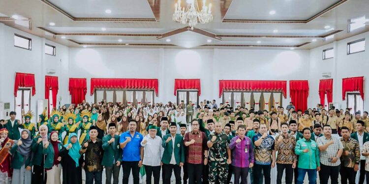 Rico Waas Ajak Pelajar IPA Kota Medan Kompak Tolak Judi Online Medan, Wali Kota Medan, Rico Tri Putra Bayu Waas, mengajak pelajar yang tergabung dalam Ikatan Pelajar Al Washliyah (IPA) Medan untuk bersama-sama menolak praktik judi online yang dinilai merusak mentalitas generasi muda. Ajakan itu disampaikannya saat menghadiri pelantikan IPA Kota Medan di Gedung TP PKK Kota Medan, Jumat (22/5/2026), di hadapan ratusan pelajar yang tampak antusias mengikuti kegiatan tersebut. Dalam suasana penuh semangat, Rico Waas menegaskan bahwa perkembangan teknologi, termasuk kecerdasan buatan (AI), harus dimanfaatkan untuk hal-hal positif, bukan justru menjadi pintu masuk perilaku negatif seperti judi online. “Pergunakan teknologi itu untuk mencapai cita-cita. Jangan sampai teknologi justru memperburuk mentalitas kita. Gunakan teknologi dan kecerdasan buatan untuk meningkatkan kapasitas diri,” tegasnya. Secara khusus, ia menyoroti maraknya judi online yang kini menyasar kalangan pelajar. Ia meminta generasi muda memiliki keberanian untuk menolak segala bentuk aktivitas yang merusak masa depan, termasuk narkoba, pornografi, tawuran, dan kekerasan. Ajakan itu langsung disambut kompak oleh para pelajar. Dengan penuh semangat, Rico Waas memimpin seruan penolakan judi online. “IPA Kota Medan!” serunya. “Menolak judi online!” jawab para pelajar serempak, menggema di ruangan acara. Momen tersebut menjadi simbol komitmen bersama pelajar IPA Kota Medan untuk menjauhi praktik judi online dan berbagai aktivitas negatif lainnya. Selain itu, Rico Waas juga mendorong IPA Kota Medan untuk menjadi agen perubahan melalui berbagai program positif yang mampu membangun karakter, kreativitas, serta kepedulian sosial generasi muda. Pelantikan tersebut turut dihadiri Ketua Pimpinan Daerah Al Washliyah Kota Medan Abdul Hafiz, Ketua DPD KNPI Kota Medan Sari Mulia Situmorang, serta Ketua IPA Kota Medan Abdul Latif Hasibuan beserta jajaran pengurus.