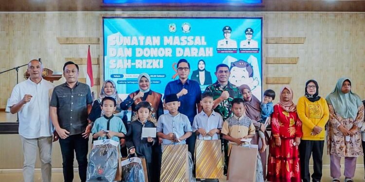 Rico Waas Bawa Keceriaan di Sunat Massal Sah-Rizki, 42 Anak Ikut dan Ibu Tunggal Terima Santunan