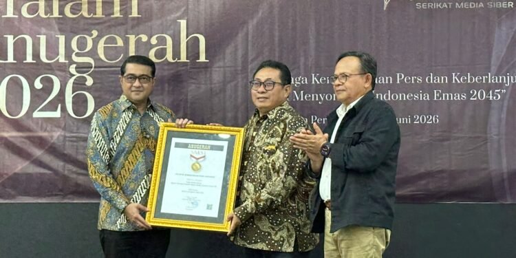 1. SMSI Anugerahkan Penghargaan kepada 16 Tokoh Nasional dan Daerah Peduli Kemerdekaan Pers