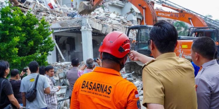 Rico Waas Kerahkan Alat Berat dan Tim Medis Tangani Ledakan di Perumahan Grand Polonia