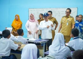 Bersama Mendikdasmen, Rico Waas Tinjau SMPN 16, Mebelair Rusak Diganti Tahun Ini