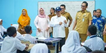 Bersama Mendikdasmen, Rico Waas Tinjau SMPN 16, Mebelair Rusak Diganti Tahun Ini