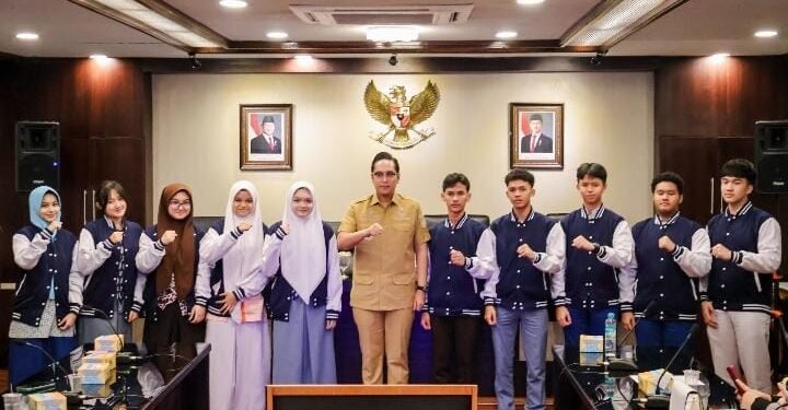 Bawa Nama Indonesia, Rico Waas Lepas 10 Pelajar Medan ke Ipoh Malaysia