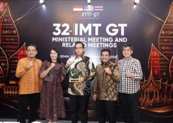 Rico Waas Terima IMT-GT Green City Award