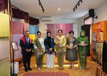 Angkat Pesona Tenun Karo Ke Kancah Modern, Airin Rico Waas Resmikan Gallery Torose