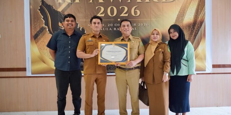 Dukung Pemko Medan Raih Predikat Informatif, Kadis Kominfo Arrahmaan Pane Terima Penghargaan KI Sumut