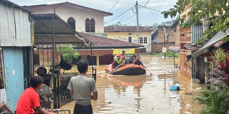 Rico Waas Gerak Cepat Tangani Banjir, BPBD Siaga Sejak Malam, Damkar Dikerahkan Bersihkan Sisa Lumpur
