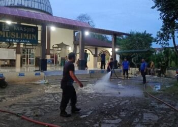 Pascabanjir, Damkar Medan dan SDABMBK Bersihkan Masjid hingga Jalan, Rico Waas Instruksikan Pemulihan Fasum