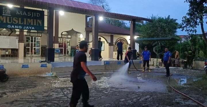 Pascabanjir, Damkar Medan dan SDABMBK Bersihkan Masjid hingga Jalan, Rico Waas Instruksikan Pemulihan Fasum