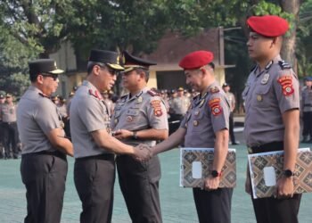 Kapolda Gorontalo Beri Penghargaan kepada 26 Personel Berprestasi dalam Penindakan Tambang Ilegal