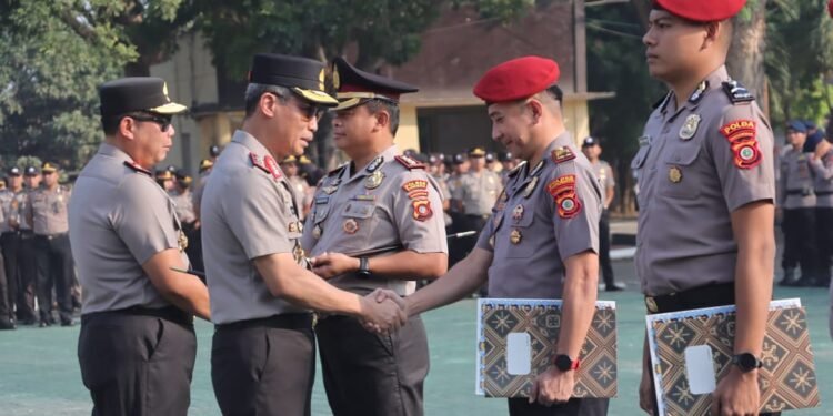 Kapolda Gorontalo Beri Penghargaan kepada 26 Personel Berprestasi dalam Penindakan Tambang Ilegal